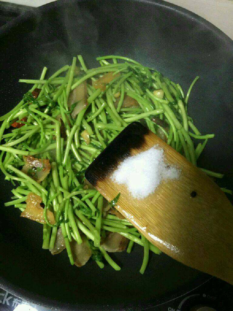篱蒿炒腊肉,在加入适量盐调味，翻炒均匀等篱蒿熟后即可。