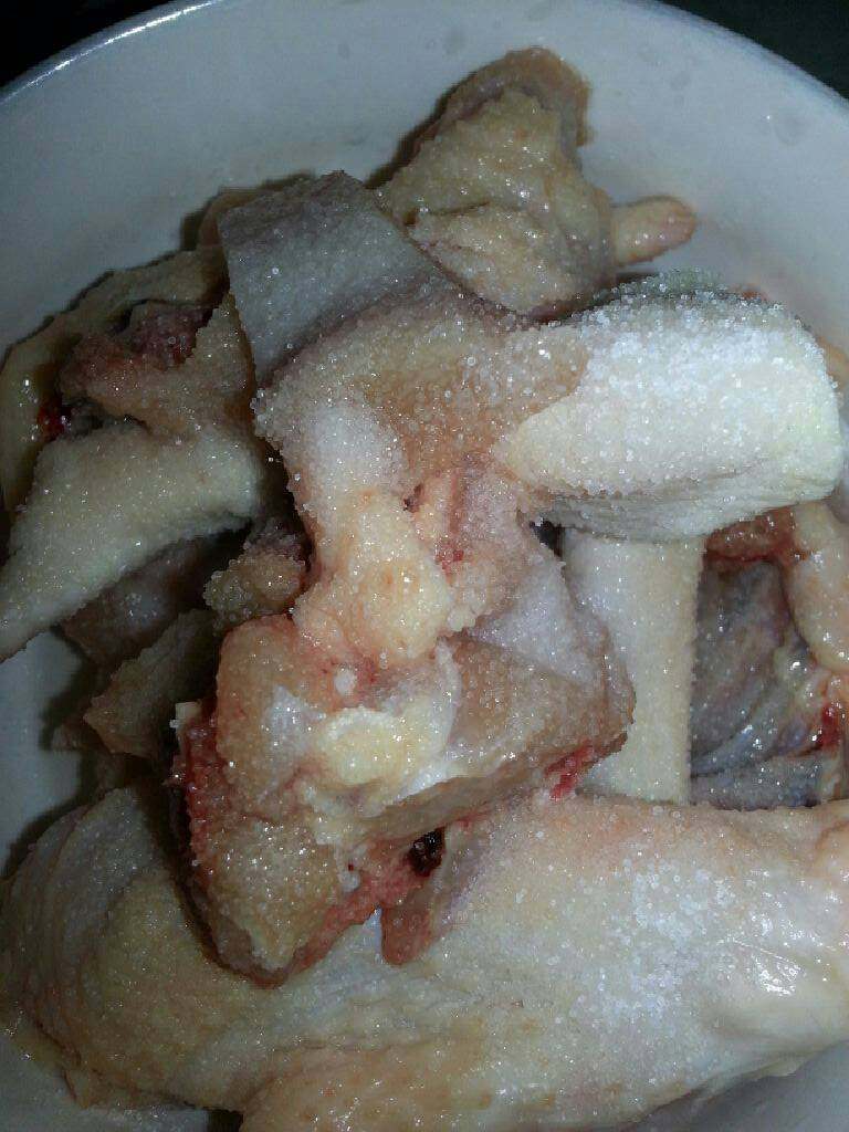 茶树菇老鸡汤,先洗锅煮适量的水,把鸡肉净洗捞在碗里,洒上一点盐搅拌一下再腌制一下