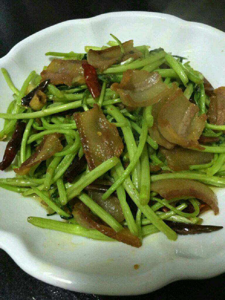 篱蒿炒腊肉,好了盛出装盘。