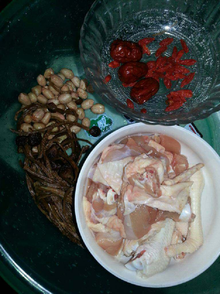 茶树菇老鸡汤,把腌制一下的鸡肉净洗净水放在碗里，把<a style='color:red;display:inline-block;' href='/shicai/ 2470'>红枣</a><a style='color:red;display:inline-block;' href='/shicai/ 673'>枸杞</a>洗净，再泡开的茶树菇去一点头洗净，把花生洗净备用，等水煮开