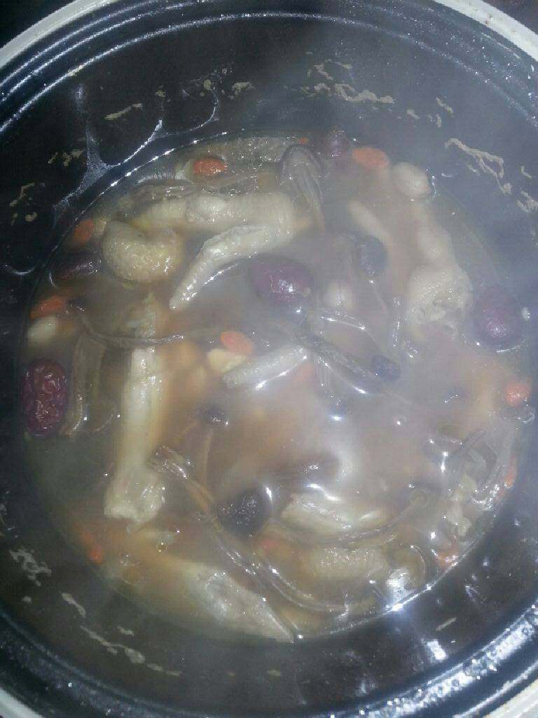 茶树菇老鸡汤,水煮开后就放鸡肉滚一下,把茶树菇,花生一起放入滚大概1个小时左右,再把红枣枸杞一起放入滚10分钟,然后放盐煮一下即可