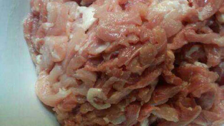 竹笋炒肉丝,猪肉分开肥瘦肉切丝,