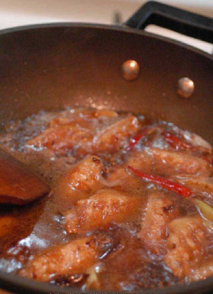 可乐鸡翅,将鸡翅倒入锅中，根据需要加水完全没过鸡翅。