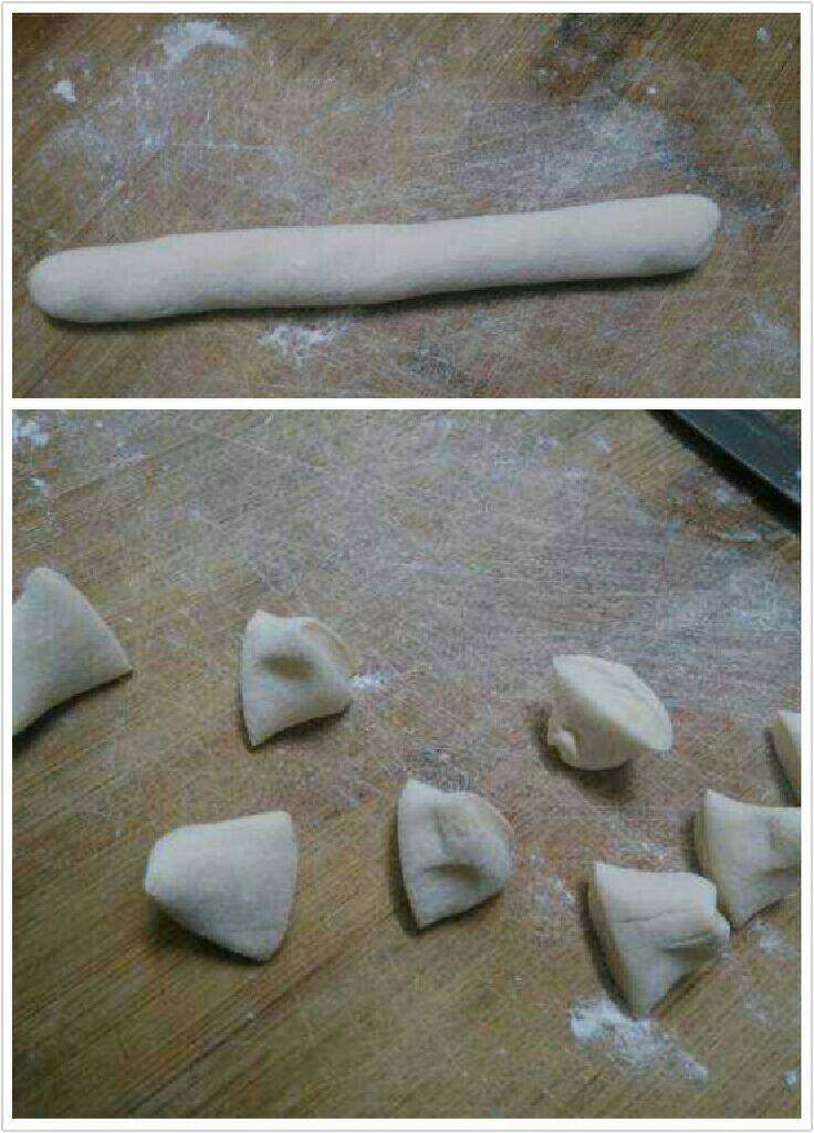 猪肉芹菜馅饺子,把面团搓成长条,揪成小剂子