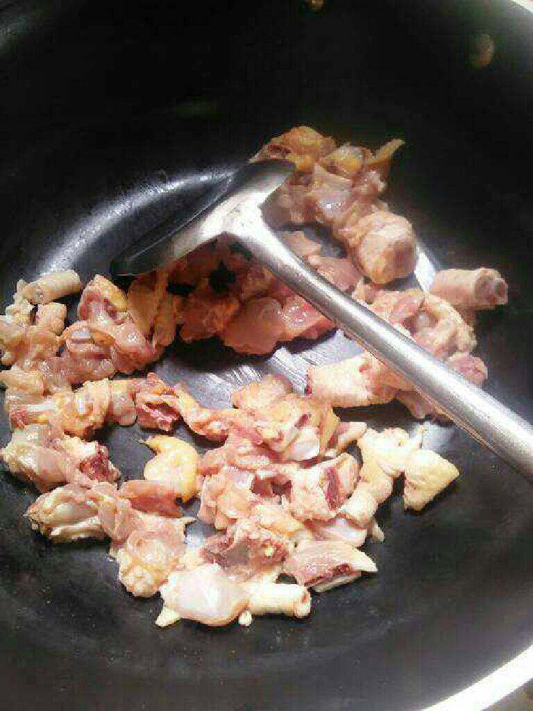 芹菜鸡肉,先热锅干炒掉鸡肉的水分