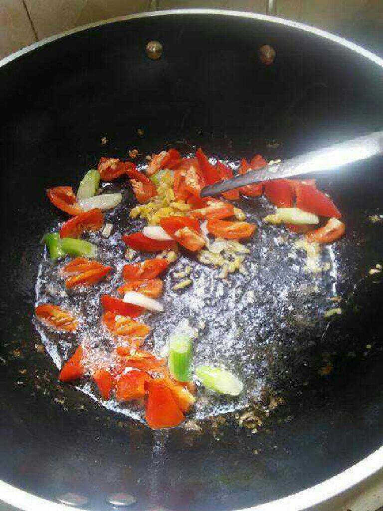 芹菜鸡肉,热锅放油爆炒红辣椒，姜，<a style='color:red;display:inline-block;' href='/shicai/ 705'>豆瓣酱</a>