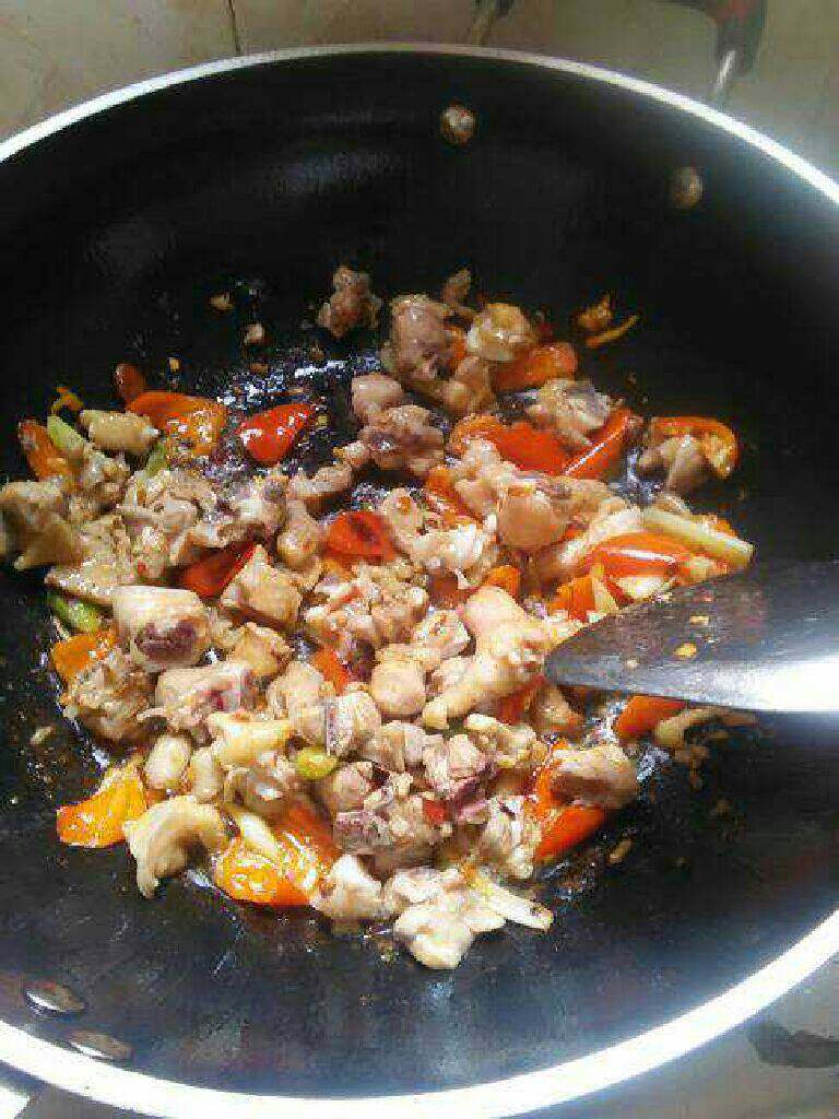 芹菜鸡肉,倒入鸡肉翻炒，加一点料酒和白糖提味