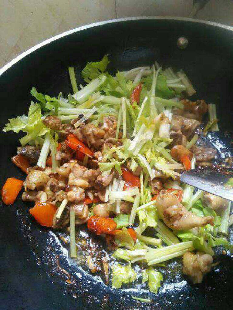 芹菜鸡肉,倒入芹菜蒜苗翻炒，加一点盐和鸡精即可出锅