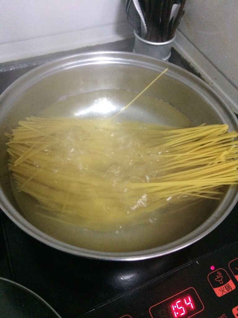 懒人版蘑菇意粉,锅里放水煮意粉,定时10分钟