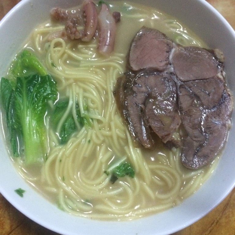 鲜鱿牛肉豚骨汤面