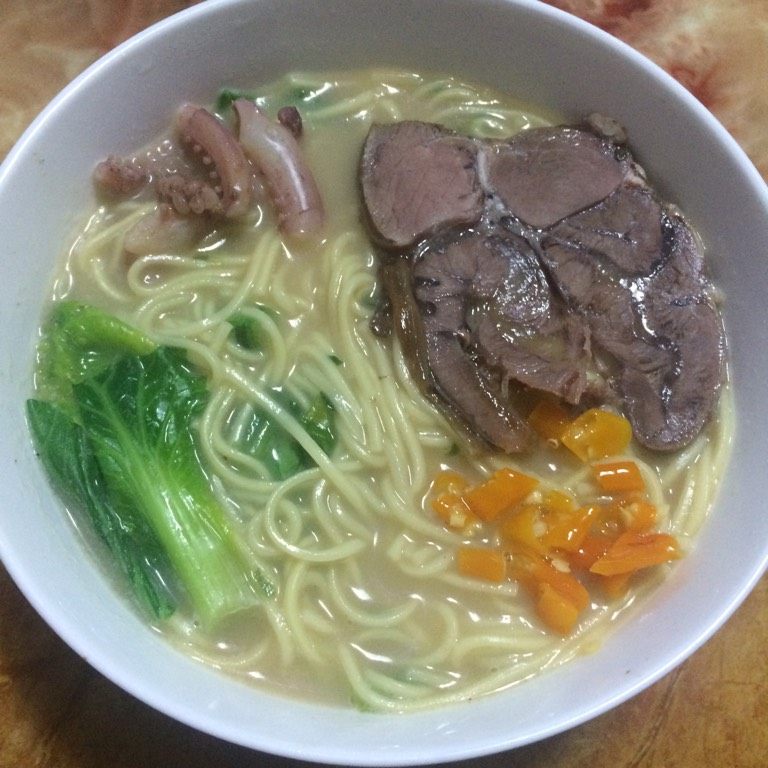 鲜鱿牛肉豚骨汤面,如图捞出面条码上卤牛肉再加点儿鲜剁椒,味道棒极了