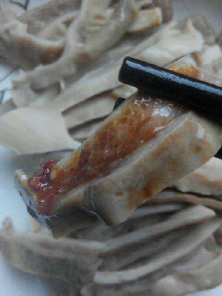 白切猪肚,吃之前只要沾一下酱汁即可，原汁原味 很好吃呢