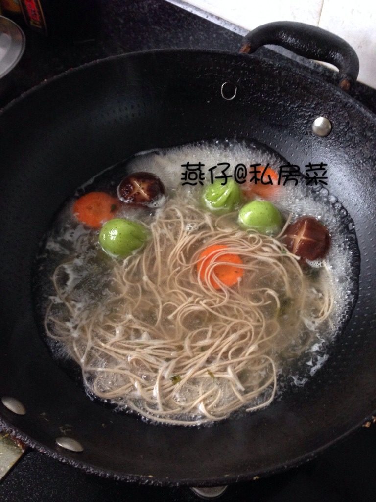水晶肉丸清汤面,如图锅里倒入适量开水,放入调味包,以及荞麦面和食材,一同煮熟即可。