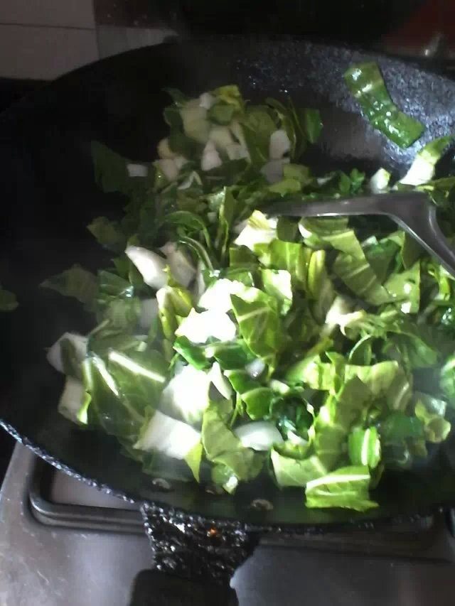 青菜鸡蛋汤面,<a style='color:red;display:inline-block;' href='/shicai/ 3517'>青菜</a>洗净切碎，拿炒锅烧热油，放<a style='color:red;display:inline-block;' href='/shicai/ 3517'>青菜</a>翻炒至出水，放监加水盖上锅盖烧开