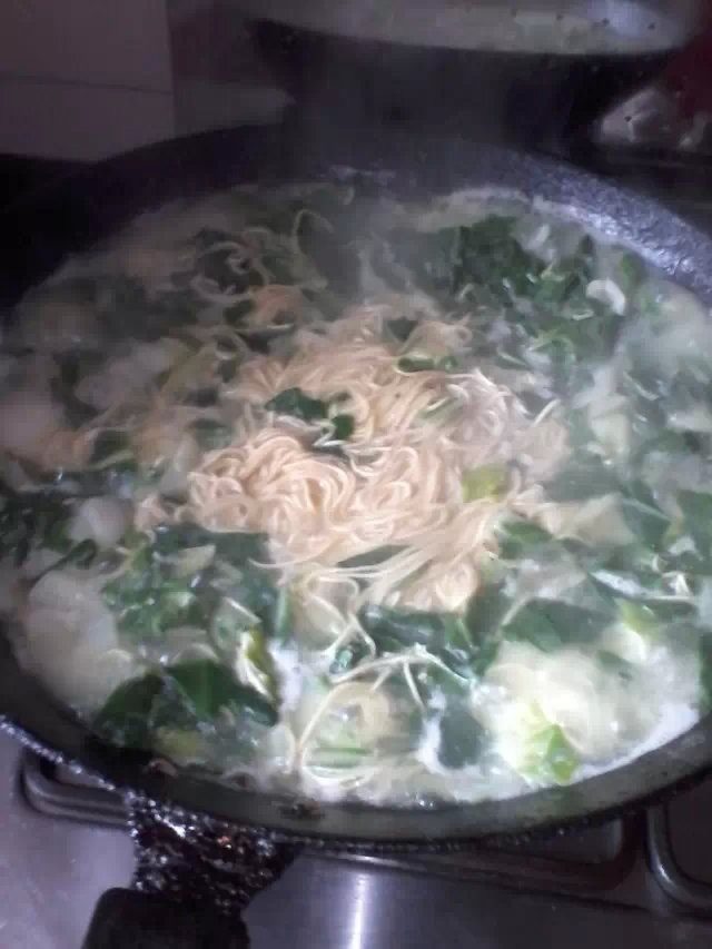 青菜鸡蛋汤面,水开放面条煮熟