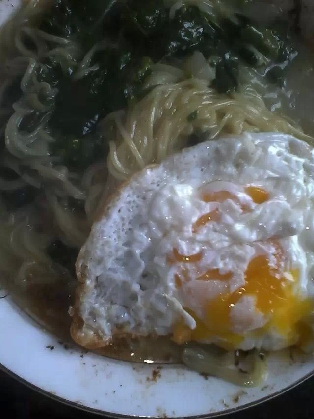 青菜鸡蛋汤面,盛碗放入河包蛋开吃