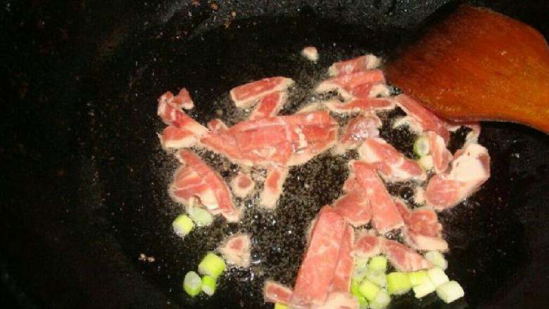芹菜炒木耳,锅里油热后放肉和葱爆锅。