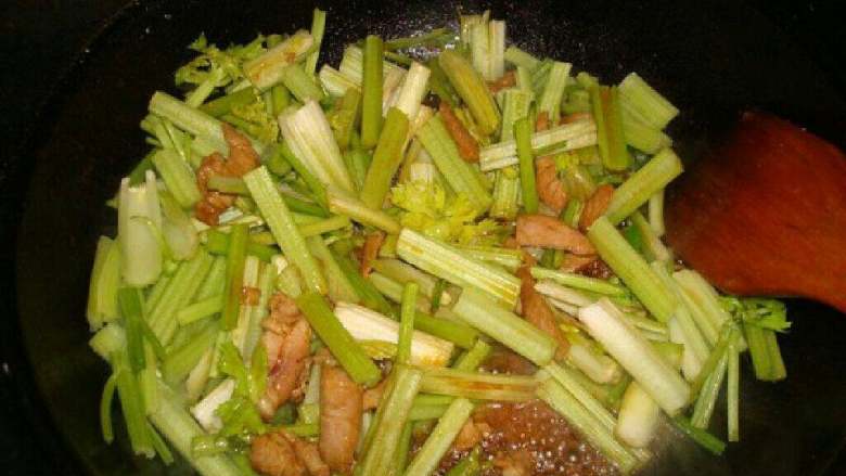 芹菜炒木耳,放芹菜翻炒，加适量盐调味
