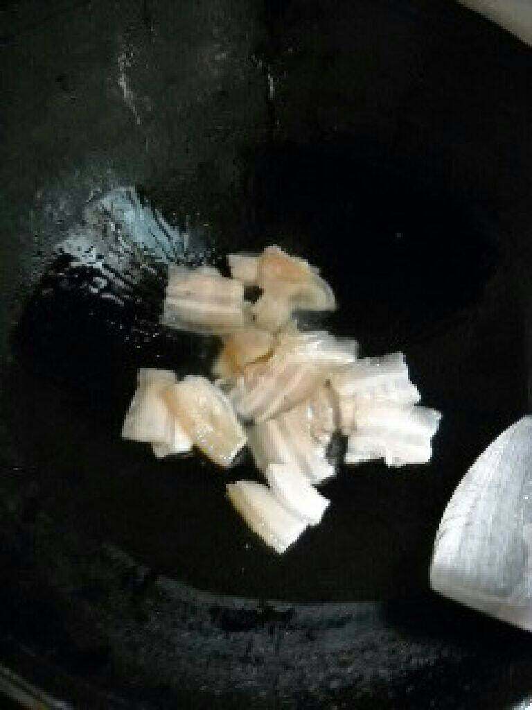 干锅手撕面筋,锅中油热,下肉片,煸出油。