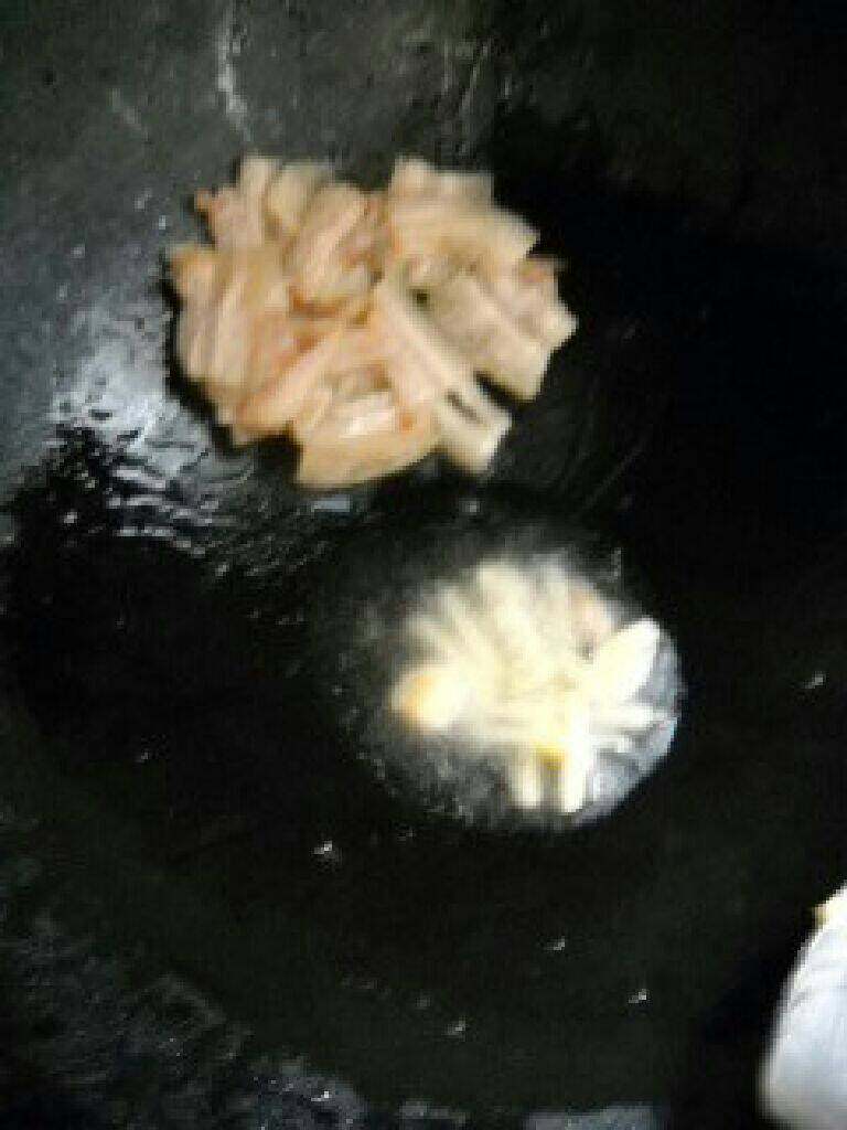 干锅手撕面筋,肉片拨一边,下姜丝,蒜瓣。