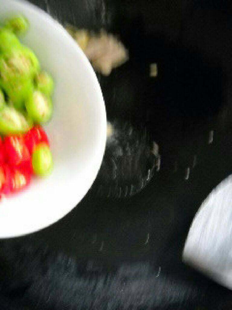 干锅手撕面筋,青红椒倒入锅中,同食材一起炒匀。