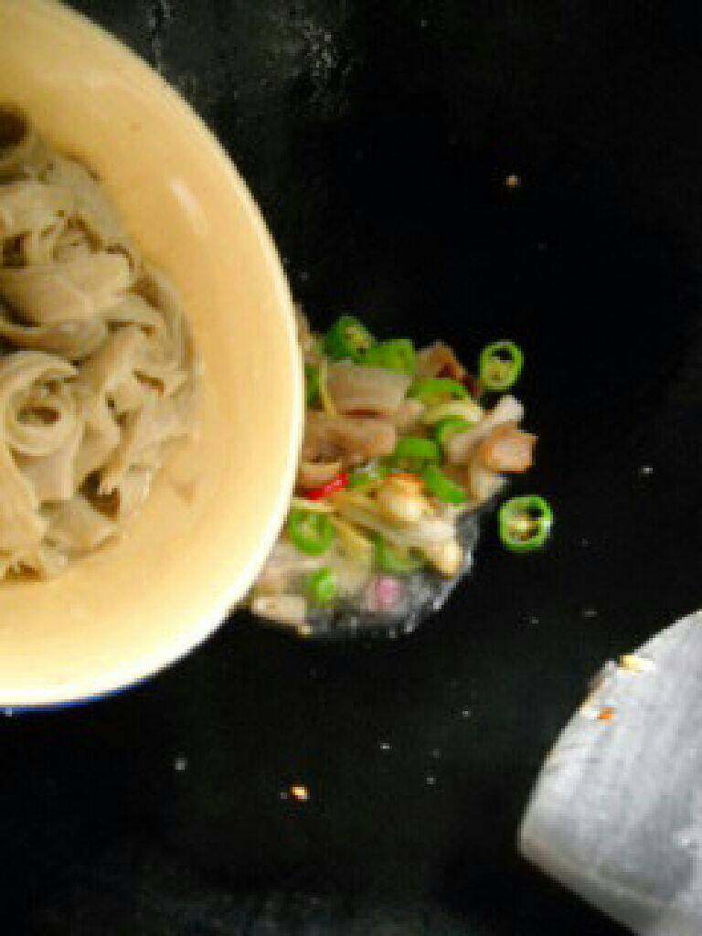 干锅手撕面筋,加入水面筋,