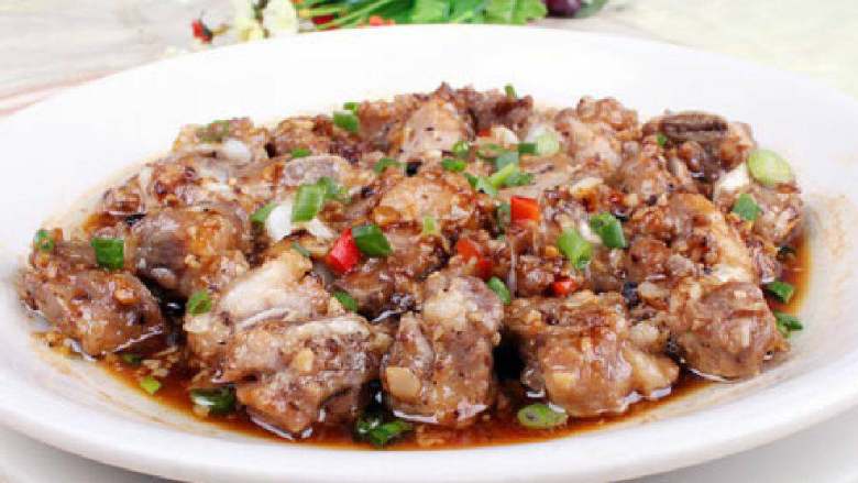 清蒸排骨,将红甜椒和小<a style='color:red;display:inline-block;' href='/shicai/ 3250'>葱</a>洗净,切成碎末状,排骨蒸熟起锅后,撒在上面,上桌食用前略加拌匀即可。