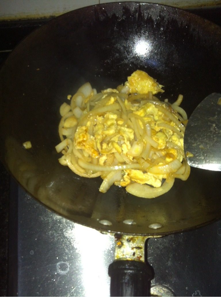 洋葱炒鸡蛋,葱花炝锅，加入洋葱，加少许生抽翻炒，然后加入炒好的鸡蛋块，加盐翻炒一分钟即可