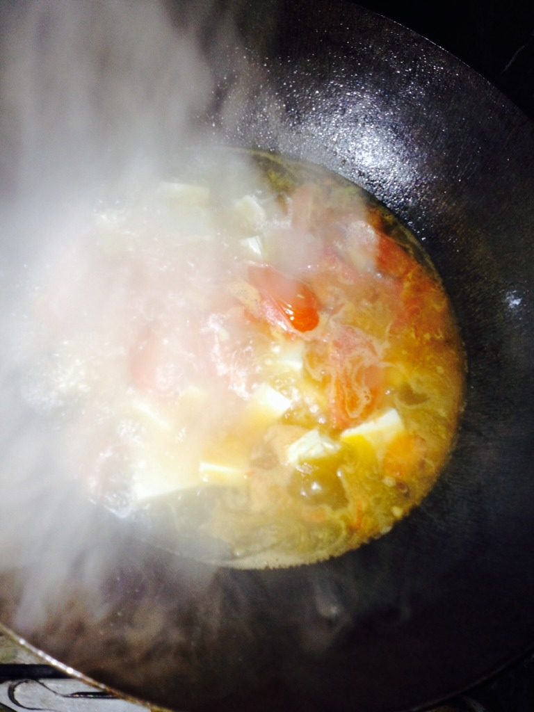 番茄豆腐蛤蜊汤,下入豆腐块煮两三分钟
