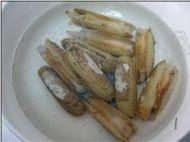 蛎蟥萝卜丝汤,蛎蟥在清早时去买比较新鲜是活的,回来用淡盐水泡着吐沙。