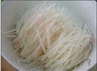 蛎蟥萝卜丝汤,萝卜切极细的丝,最好是手切的,不是擦的。
