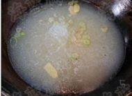 蛎蟥萝卜丝汤,倒入鸡汤,煮沸。