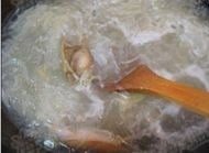 蛎蟥萝卜丝汤,加入粉丝和蛎蟥,煮熟,加盐调味,即可。