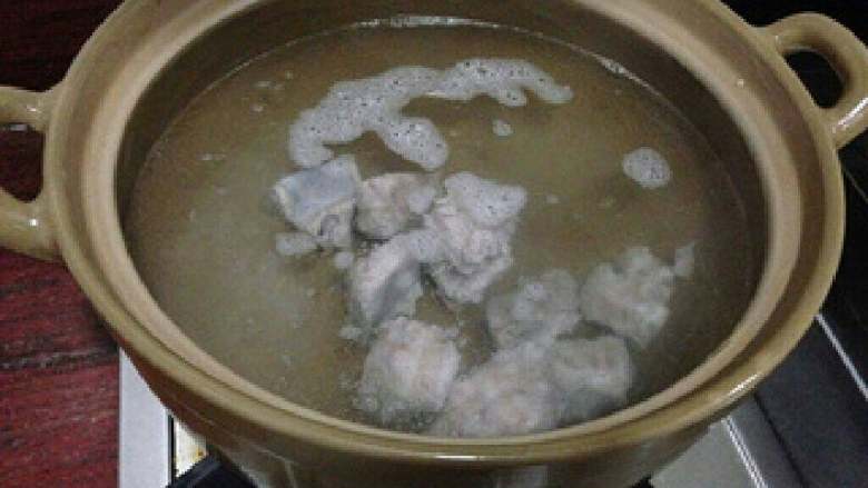虾仁排骨海参汤,砂锅煮开水，放入排骨。