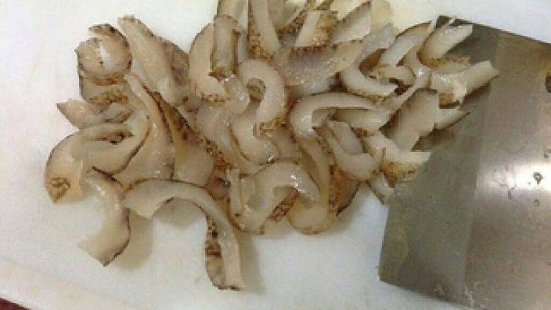 虾仁排骨海参汤,发好的<a style='color:red;display:inline-block;' href='/shicai/ 271'>海参</a>切片。