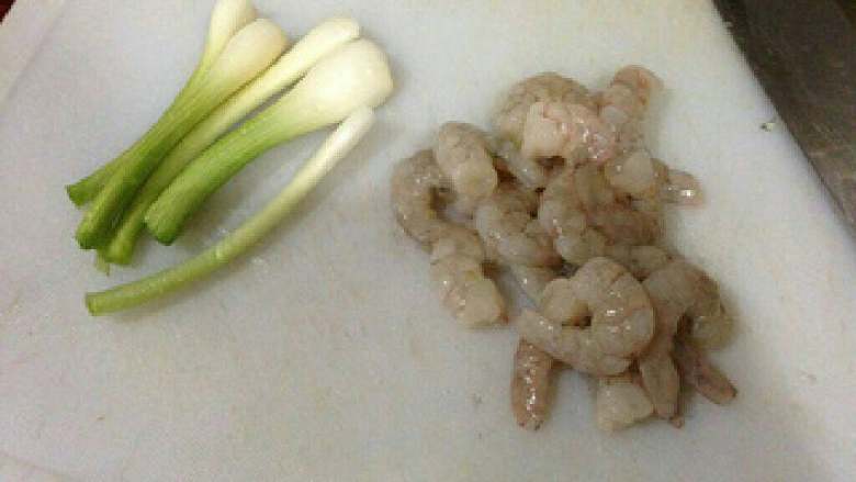 虾仁排骨海参汤,切几个<a style='color:red;display:inline-block;' href='/shicai/ 6228'>葱头</a>，<a style='color:red;display:inline-block;' href='/shicai/ 287'>虾仁</a>洗净备着。