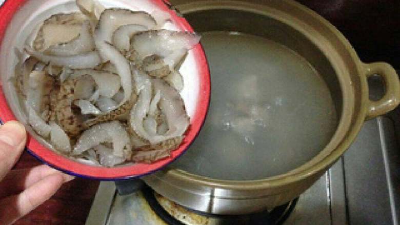 虾仁排骨海参汤, 排骨煮20分钟后加入海参。再大火煮开转中小火煲1小时。