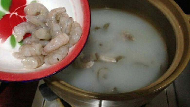 虾仁排骨海参汤,加入虾仁。不要煮太久，熟了即可。