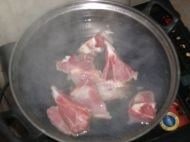 胡萝卜玉米马蹄猪骨汤,猪骨飞水备用。