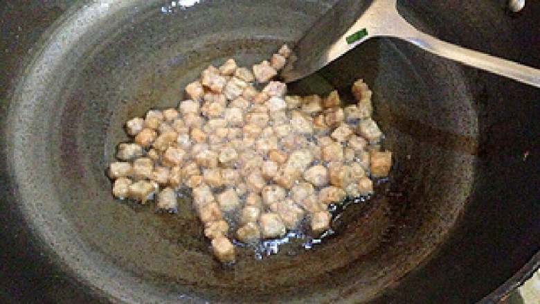虾仁西兰花炒饭,锅内热多点油,把小肉饼炸至金黄色也暂捞出。