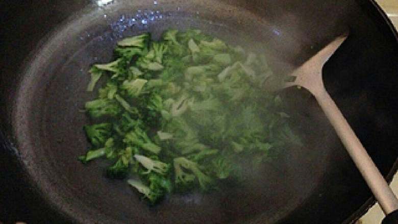 虾仁西兰花炒饭, 锅内用原来炸肉饼的油,把西兰花加点盐炒熟。