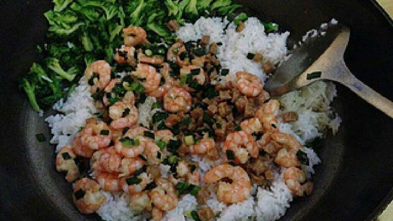 虾仁西兰花炒饭,所有的材料放在一起。