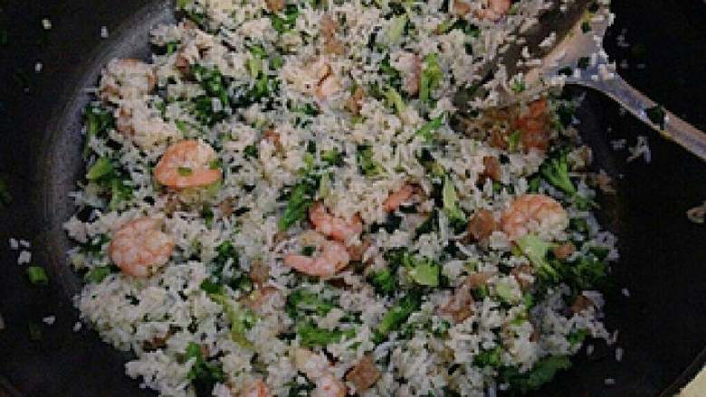 虾仁西兰花炒饭, 翻炒均匀出锅即可。由于菜里都有加盐,肉饼也是有点儿咸的,所以不加盐可以了,按照自己口味。