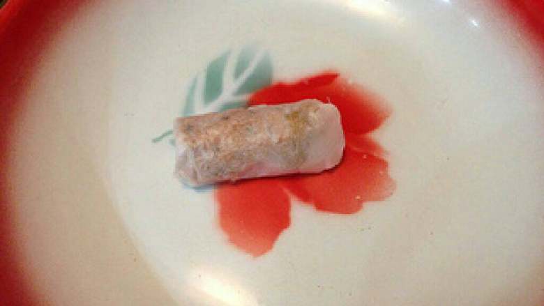 香脆番薯卷,自下而上卷起成条型。