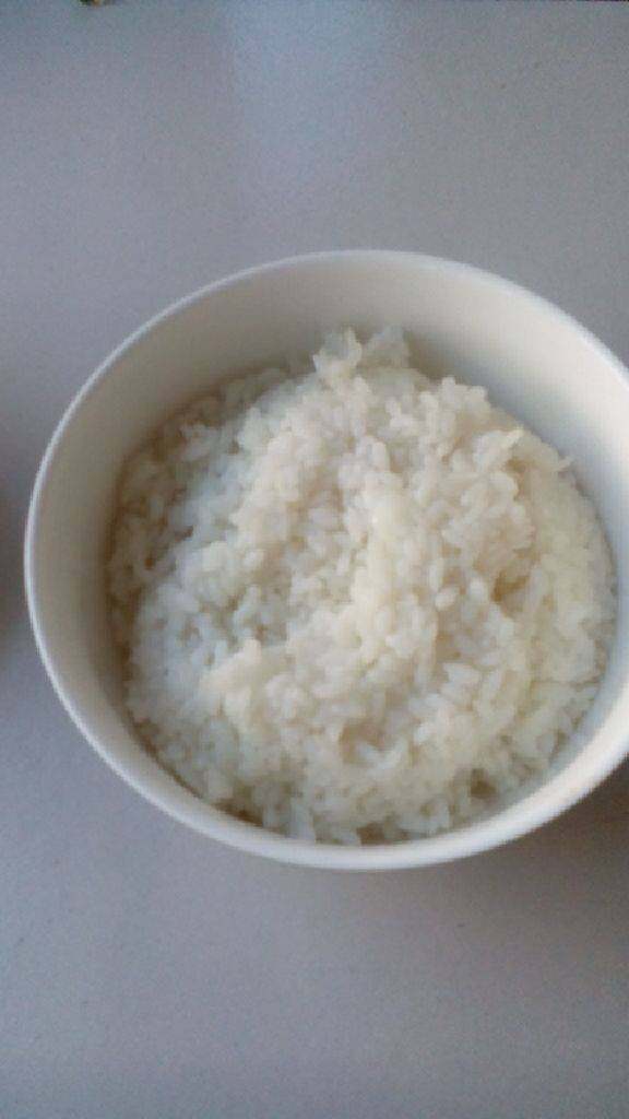 菠萝炒饭,<a style='color:red;display:inline-block;' href='/shicai/ 507'>米饭</a>用筷子拨散开。