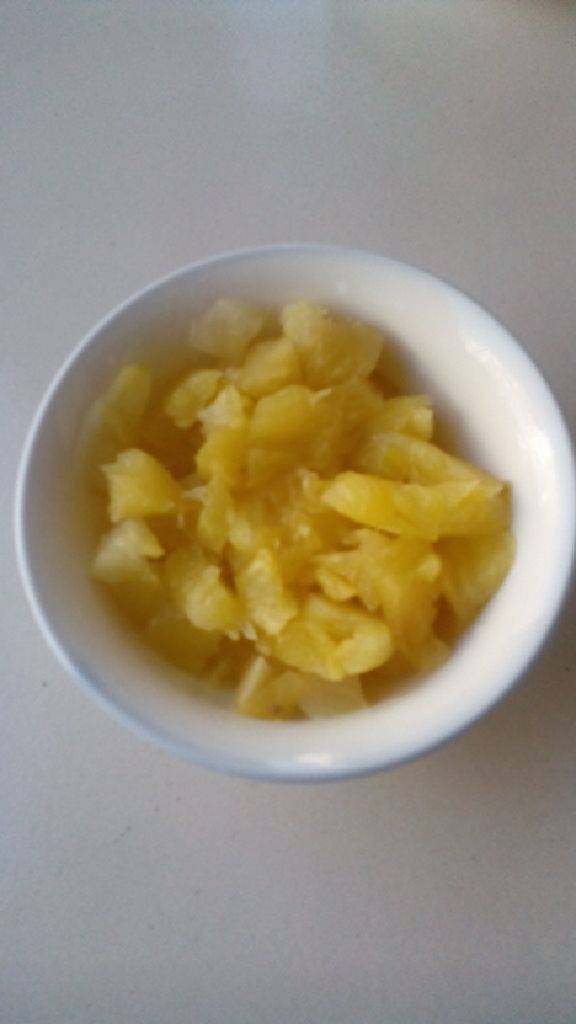 菠萝炒饭,把炒好的鸡蛋，菠萝碎放进去，翻炒均匀，放适量的<a style='color:red;display:inline-block;' href='/shicai/ 10612'>椰奶</a>，翻炒一会儿即可盛盘。
