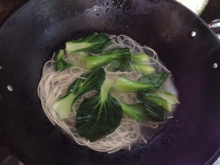 青菜鸡蛋汤面,锅内放油，油热后放入青菜稍微煸炒后放适量水烧开，然后放入<a style='color:red;display:inline-block;' href='/shicai/ 537'>挂面</a>