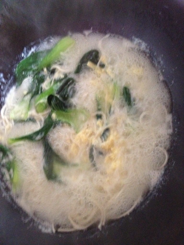 青菜鸡蛋汤面,面快熟时放入鸡蛋液