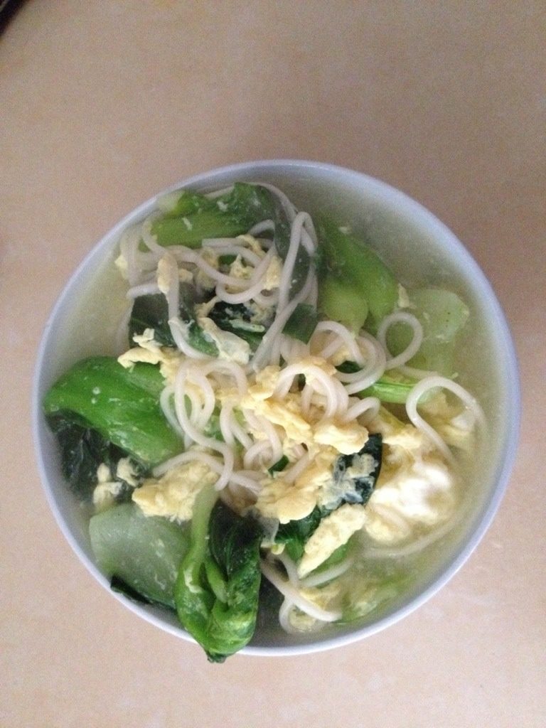 青菜鸡蛋汤面,出锅前加入适量盐，撒上<a style='color:red;display:inline-block;' href='/shicai/ 3232'>香葱</a>即可