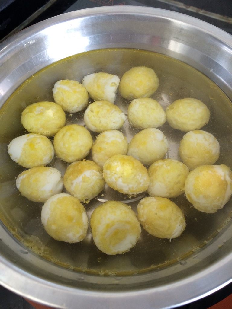 鹌鹑蛋烧冻豆腐,锅内放少量清水，加入鹌鹑蛋煮片刻，依次加入<a style='color:red;display:inline-block;' href='/shicai/ 233'>木耳</a>、<a style='color:red;display:inline-block;' href='/shicai/ 231'>平菇</a>、<a style='color:red;display:inline-block;' href='/shicai/ 3440'>小西红柿</a>、胡萝卜。加盐、料酒、生抽调味